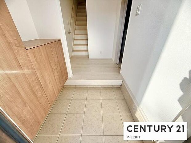 玄関先に収納スペースあり！