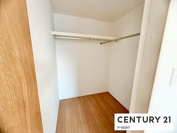 ウォークインクローゼットでたくさん収納できます!