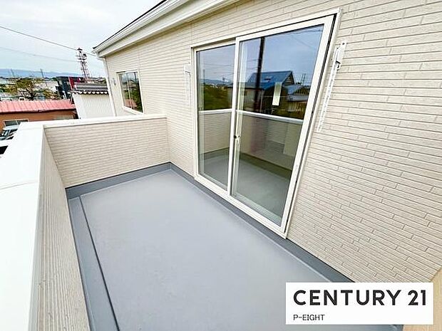 広々としたバルコニーで洗濯物も快適に。