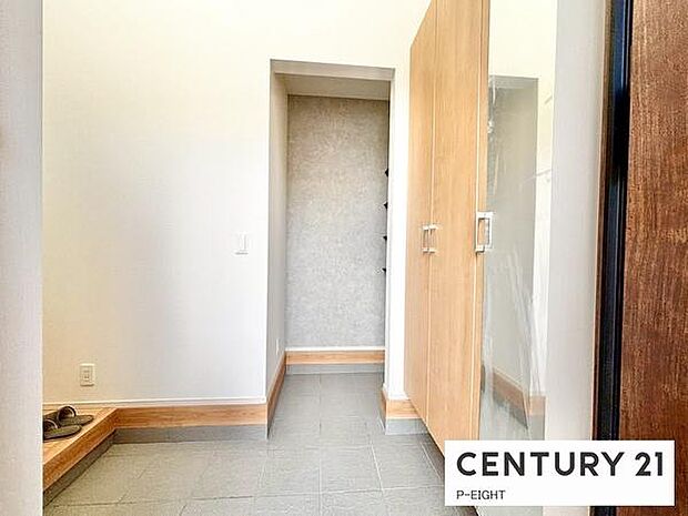 シューズインクローク付きの明るい玄関です！