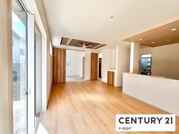 大きな窓から日光が差し込む明るいリビングです！