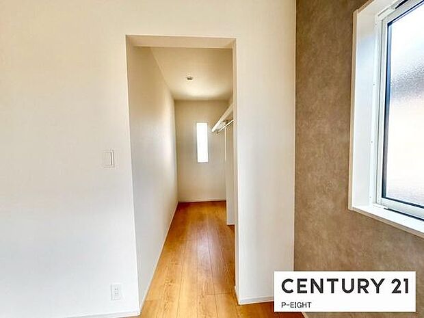 ウォークインクローゼットでたくさん収納できます！