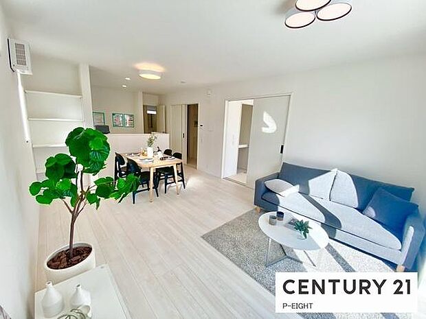 窓から日光が差し込む明るいリビングです！