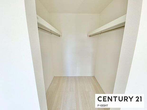 ウォークインクローゼットでたくさん収納できます！