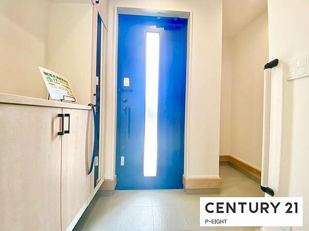 白を基調とした明るい玄関です!