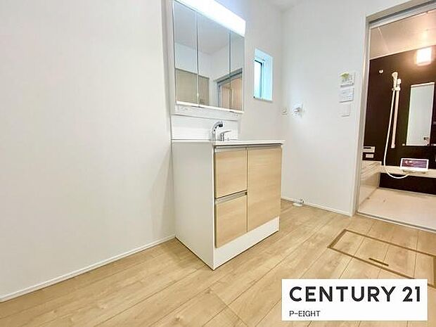 明るい洗面台で身支度ができます!洗濯機を置くスペースもあります!