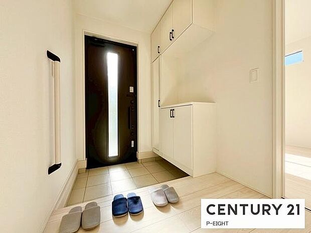 白を基調とした明るい玄関です!