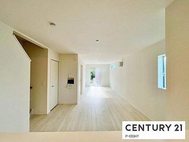 大きな窓から日光が差し込む明るいリビングです!