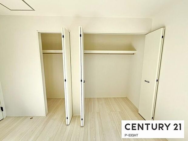 棚とパイプ付きで収納に便利です!