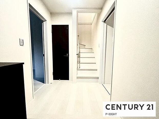 白を基調とした明るい玄関です！