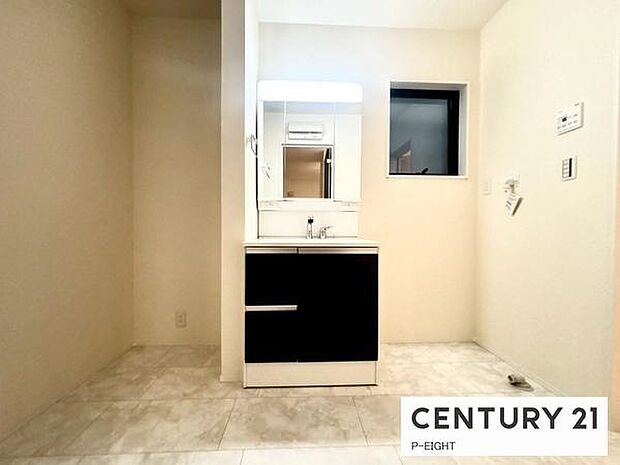 明るい洗面台で身支度ができます！洗濯機を置くスペースもあります！