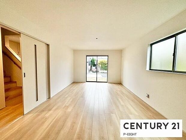 大きな窓から日光が差し込む明るいリビングです！