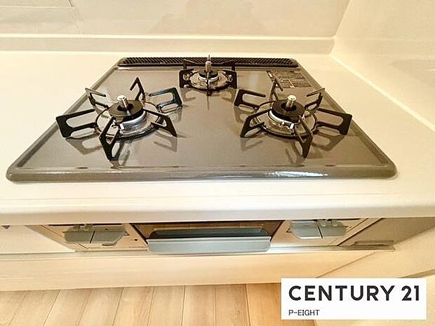 三口ガスコンロで料理もはかどりますね！グリルもあります！