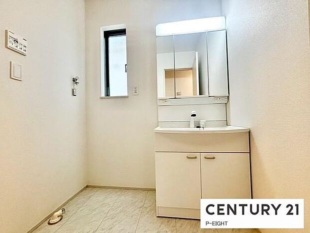 明るい洗面台で身支度ができます！