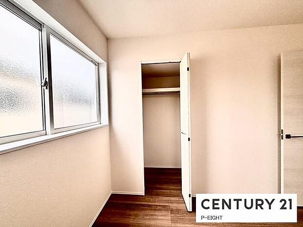 棚とパイプ付きのクローゼットで収納に便利です!