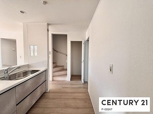 キッチン近くに便利な収納あり！