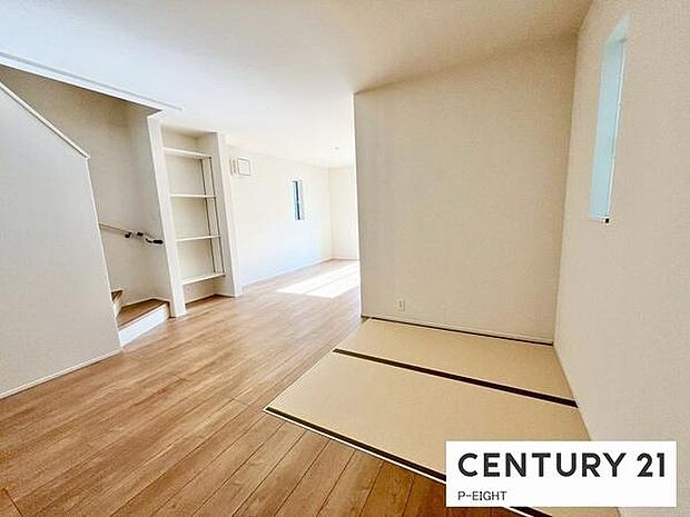 リビングには、子育てや来客時に使える畳コーナーが併設されています!