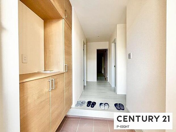 玄関先に収納が多く、家族の靴もきれいにまとまります。