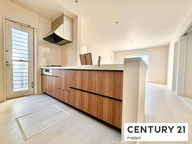 料理をしながらリビングを見渡せるつくりで、料理中も家族との会話がはずみます。