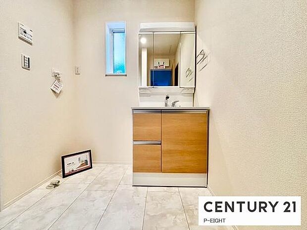 明るい洗面台で身支度ができます！洗濯機を置くスペースもあります！