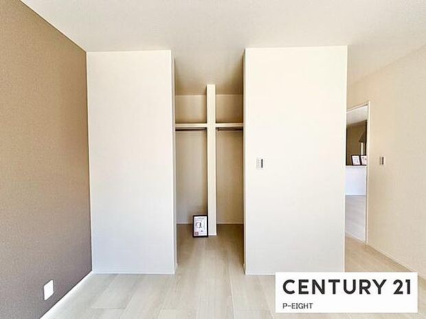 ウォークインクローゼットでたくさん収納できます！