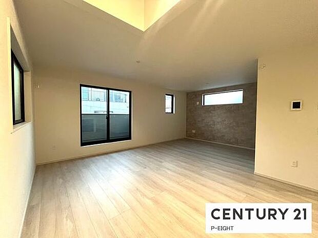 大きな窓から日光が差し込む明るいリビングです！