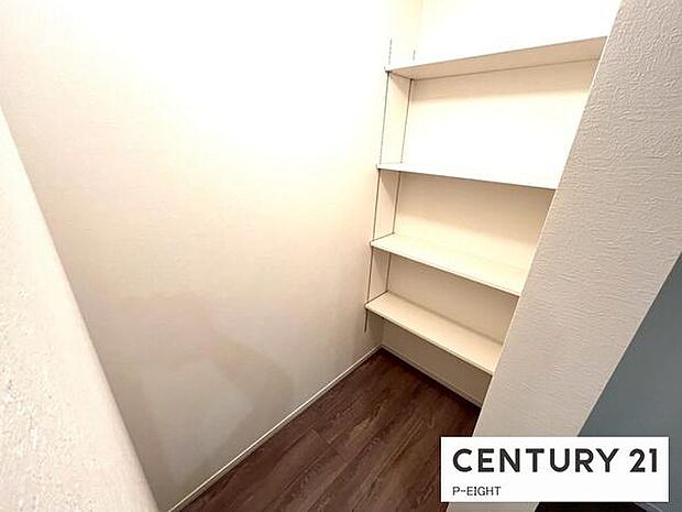 収納に便利な可動棚あり!