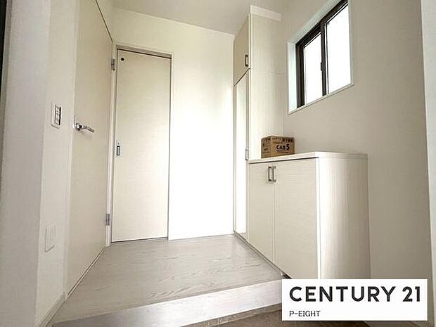 白を基調とした明るい玄関です！