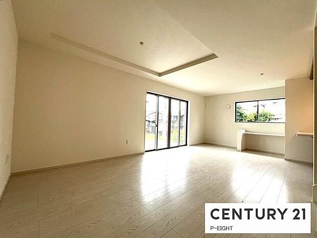 大きな窓のある広々とした明るいリビングです！