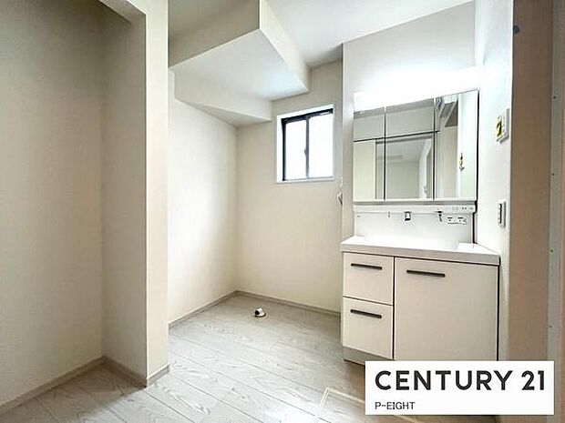 明るい洗面台で身支度ができます！洗濯機を置くスペースもあります！