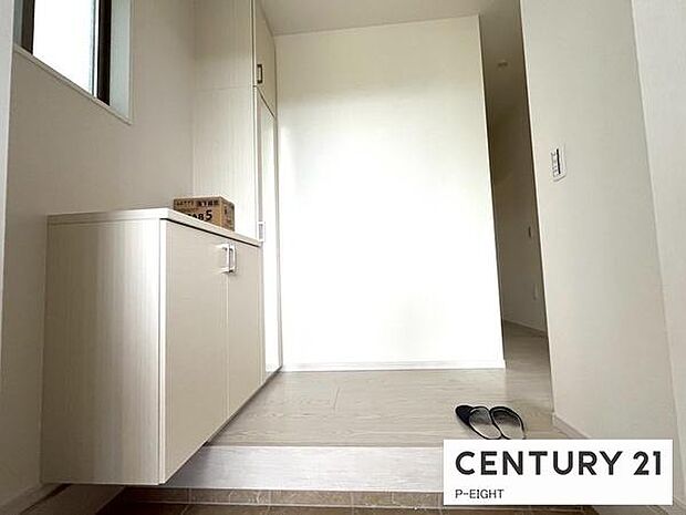 白を基調とした明るい玄関です！