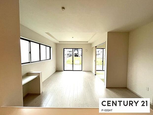 大きな窓のある広々とした明るいリビングです！