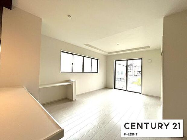 大きな窓から日光が差し込む明るいリビングです！