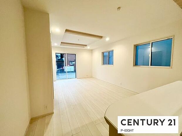 大きな窓から日光が差し込む明るいリビングです!