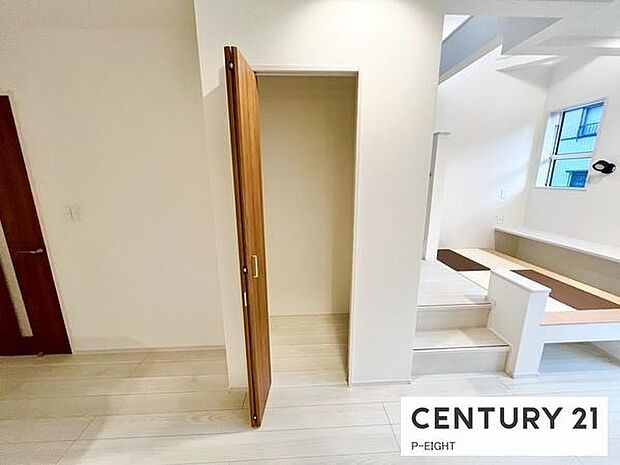 リビングには便利な収納スペースがあります!