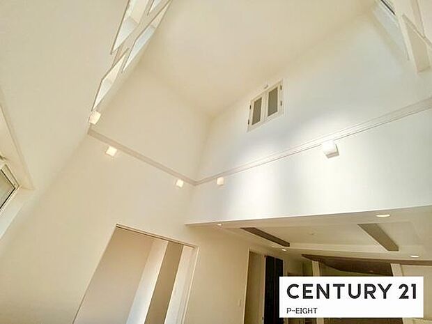 リビングの上に吹き抜けがあり、日光で室内が明るくなります!