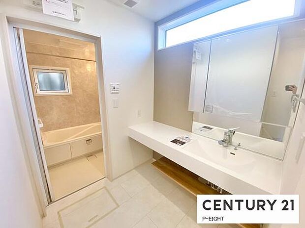 明るい洗面台で身支度ができます!