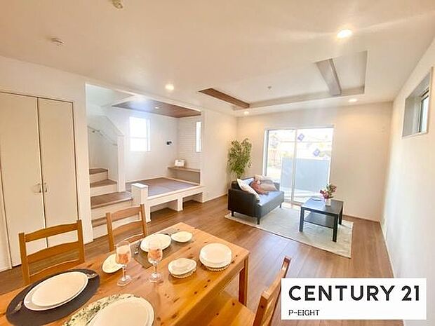 大きな窓から日光が差し込む明るいリビングです!