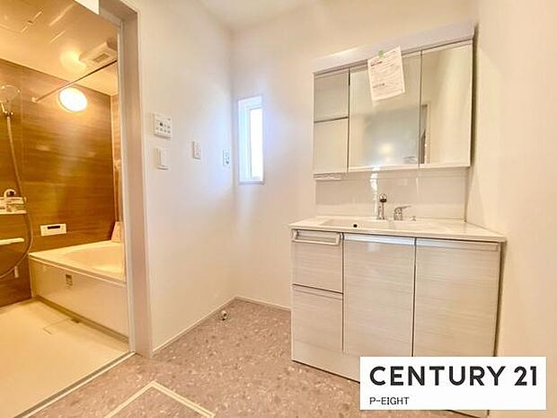 明るい洗面台で身支度ができます!洗濯機を置くスペースもあります!