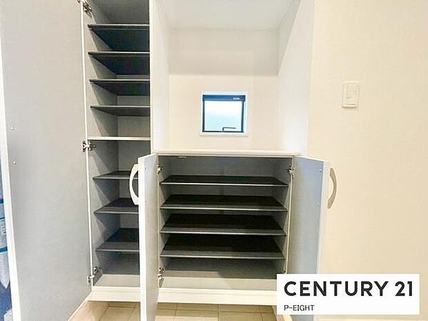 玄関先に収納が多く、家族の靴もきれいにまとまります。