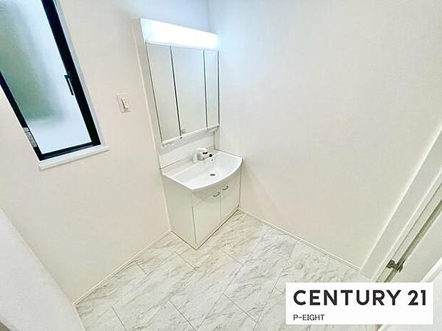 明るい洗面台で身支度ができます！洗濯機を置くスペースもあります！