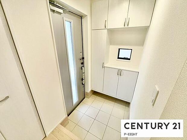 白を基調とした明るい玄関です！