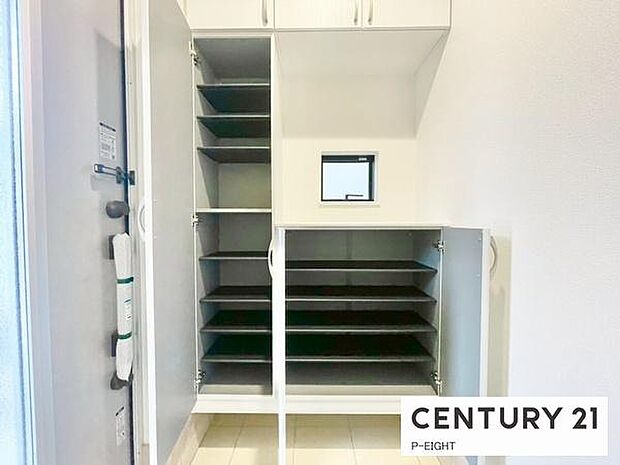 玄関先に収納が多く、家族の靴もきれいにまとまります。