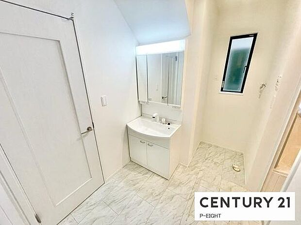 明るい洗面台で身支度ができます！洗濯機を置くスペースもあります！