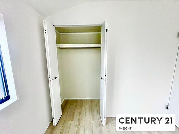 棚とパイプ付きで収納に便利です！