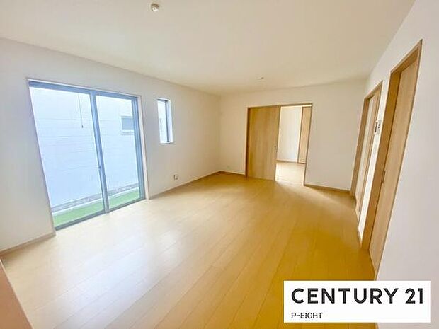 大きな窓のある明るいリビングです！