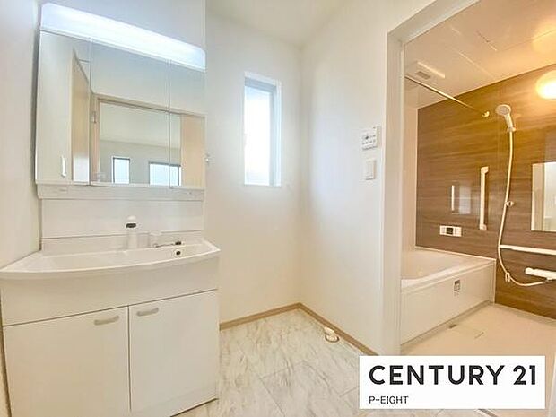 明るい洗面台で身支度ができます！洗濯機を置くスペースもあります！