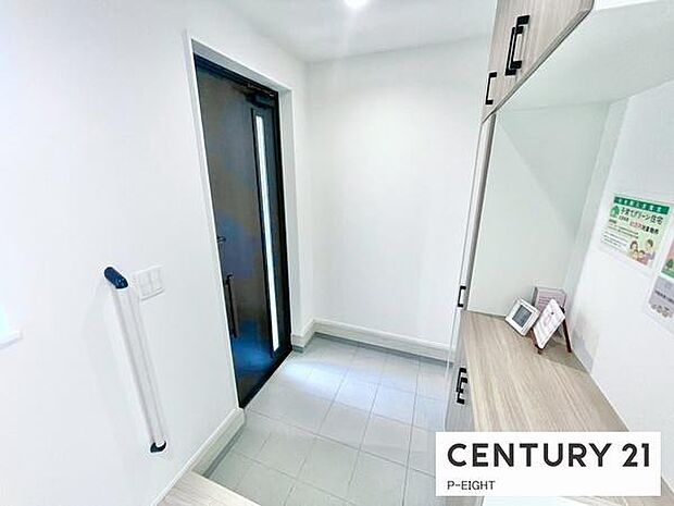 白を基調とした明るい玄関です!