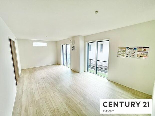 大きな窓から日光が差し込む明るいリビングです!