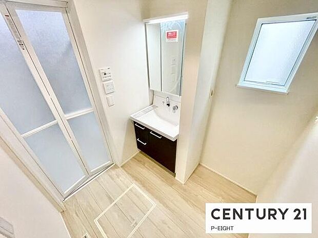 明るい洗面台で身支度ができます!洗濯機を置くスペースもあります!